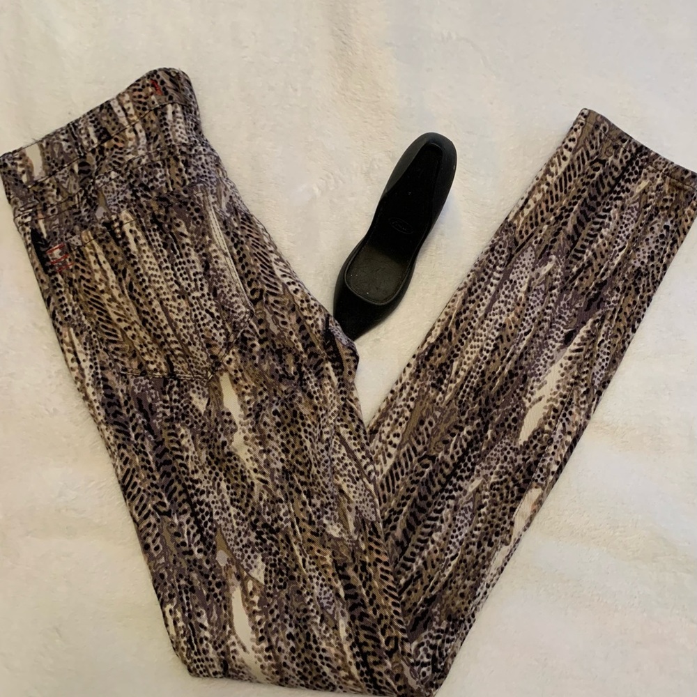 BDG Ladies High rise cigarette ankle animal snake print jeans Size 25 VV…